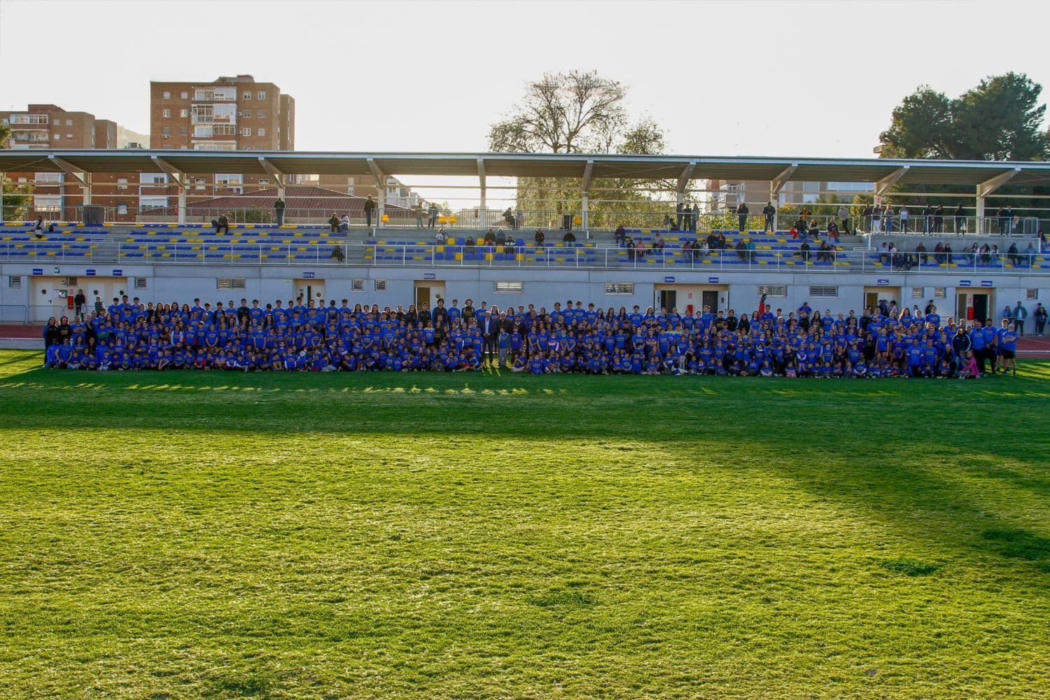Atleta preparado en la línea de salida de una pista de atletismo