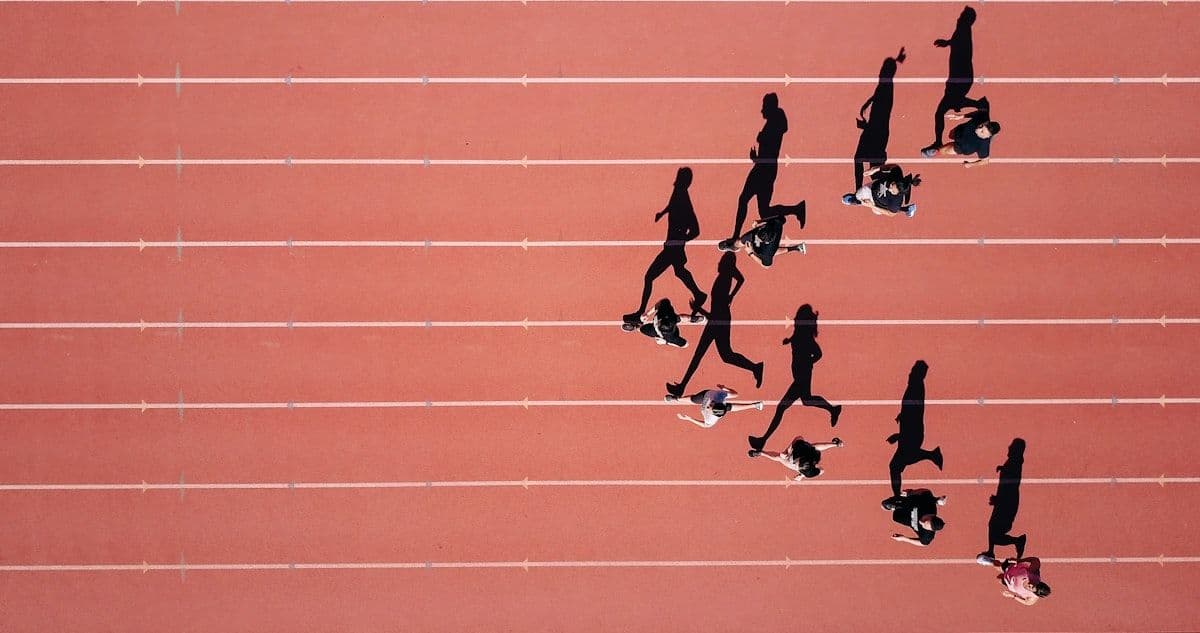 Atletas corriendo sobre una pista